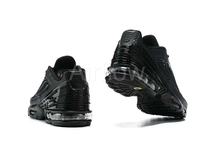 AIR MAX PLUS TN 3 'TRIPLE BLACK' — vista 2
