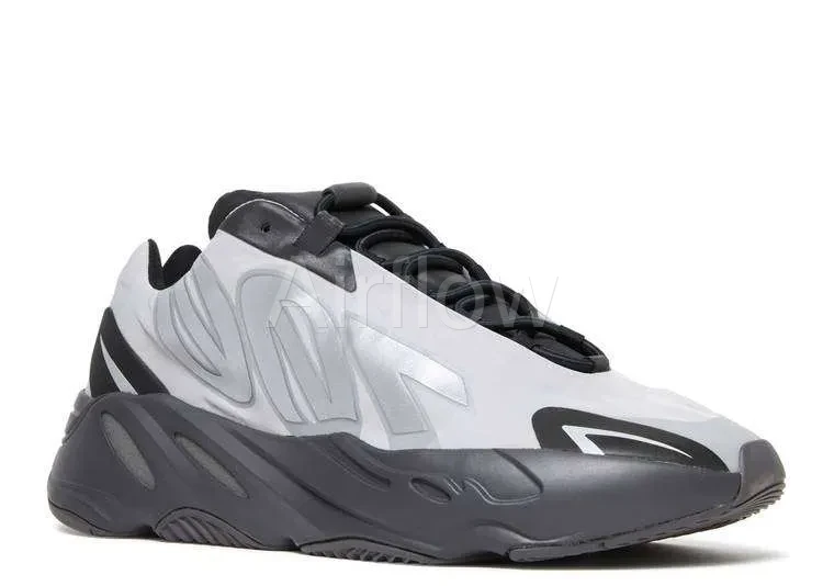 YEEZY BOOST 700 MNVN 'METALLIC' — vista 2